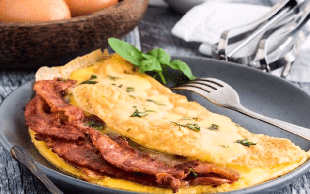 Cheesy-Bacon-Omlette-2-650x650 1